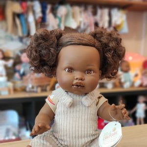 Poupée Jadda – salopette et t-shirt