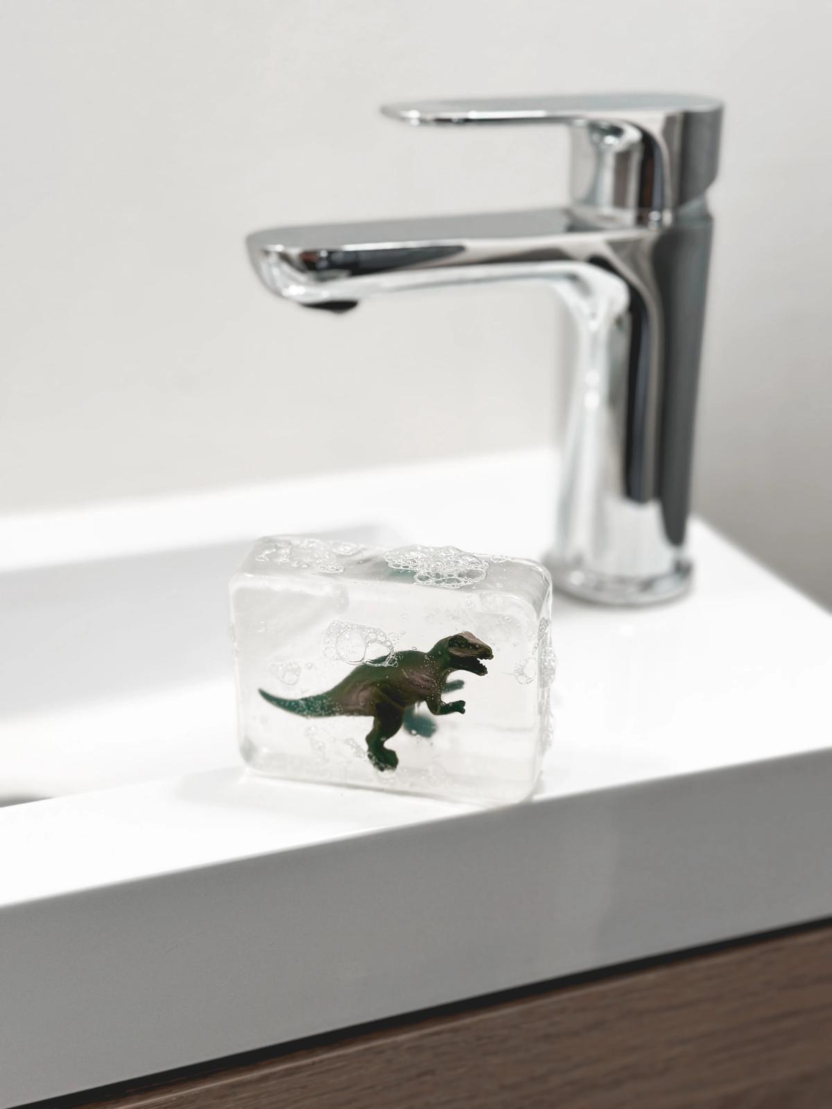 Savon avec figurine T-rex