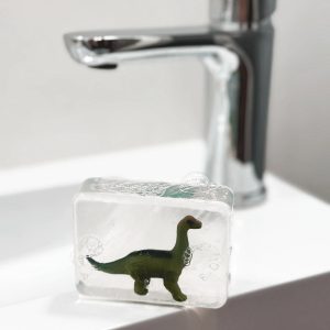 Savon avec figurine diplodocus