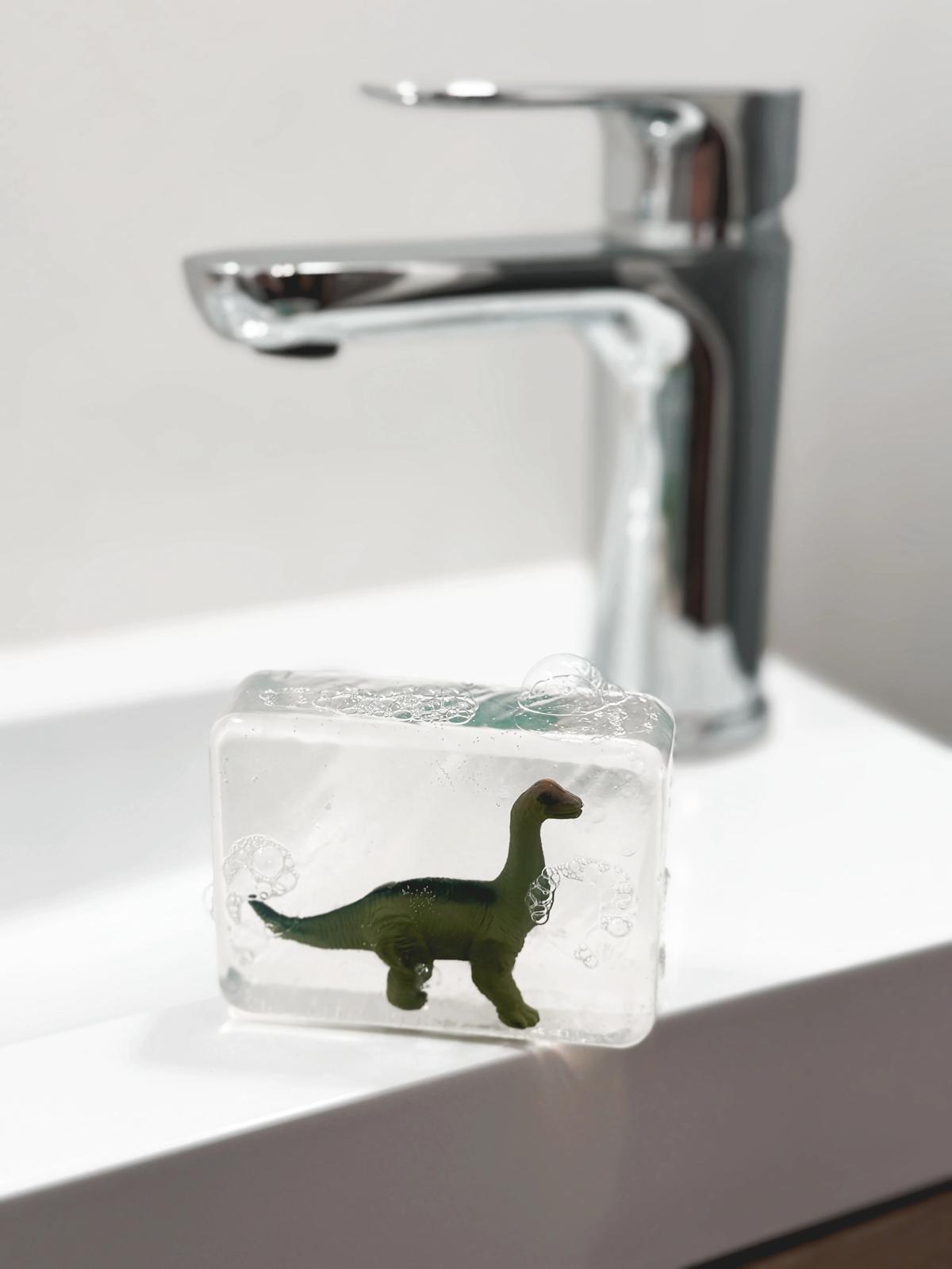 Savon avec figurine diplodocus