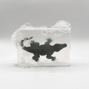 Savon avec figurine crocodile