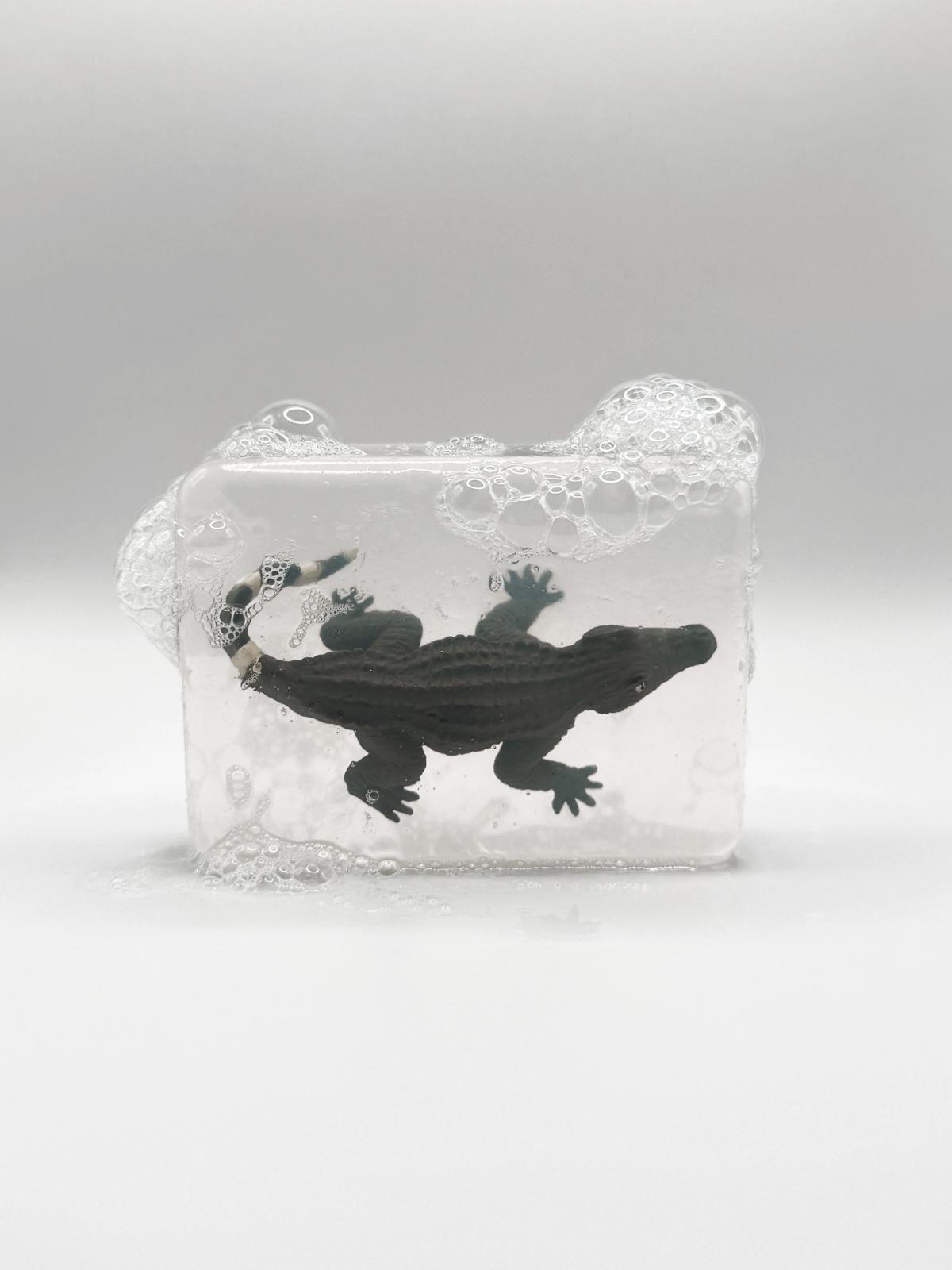 Savon avec figurine crocodile