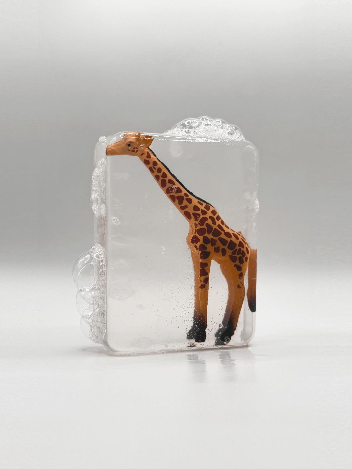 Savon avec figurine girafe jaune