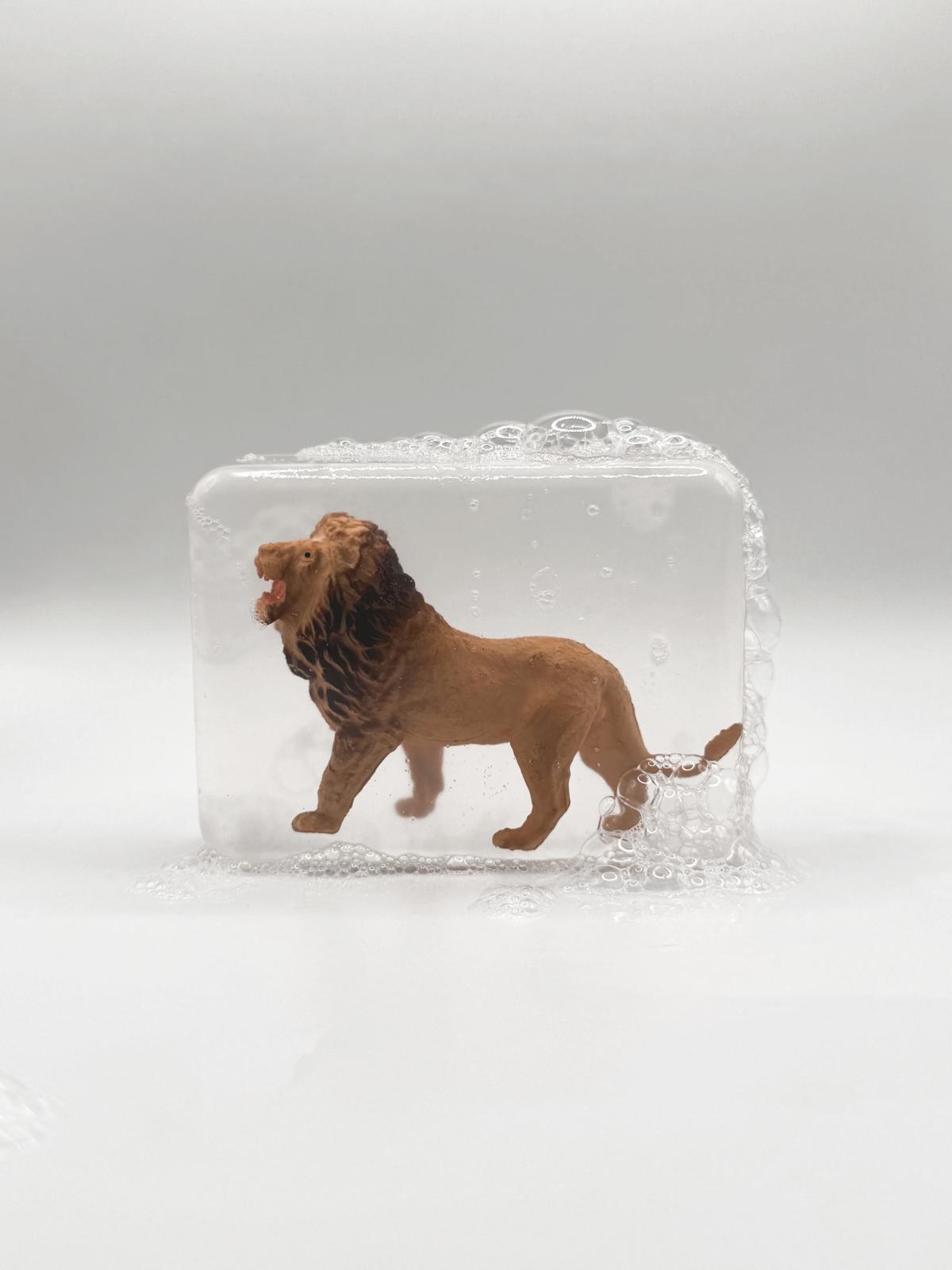 Savon avec figurine lion 1