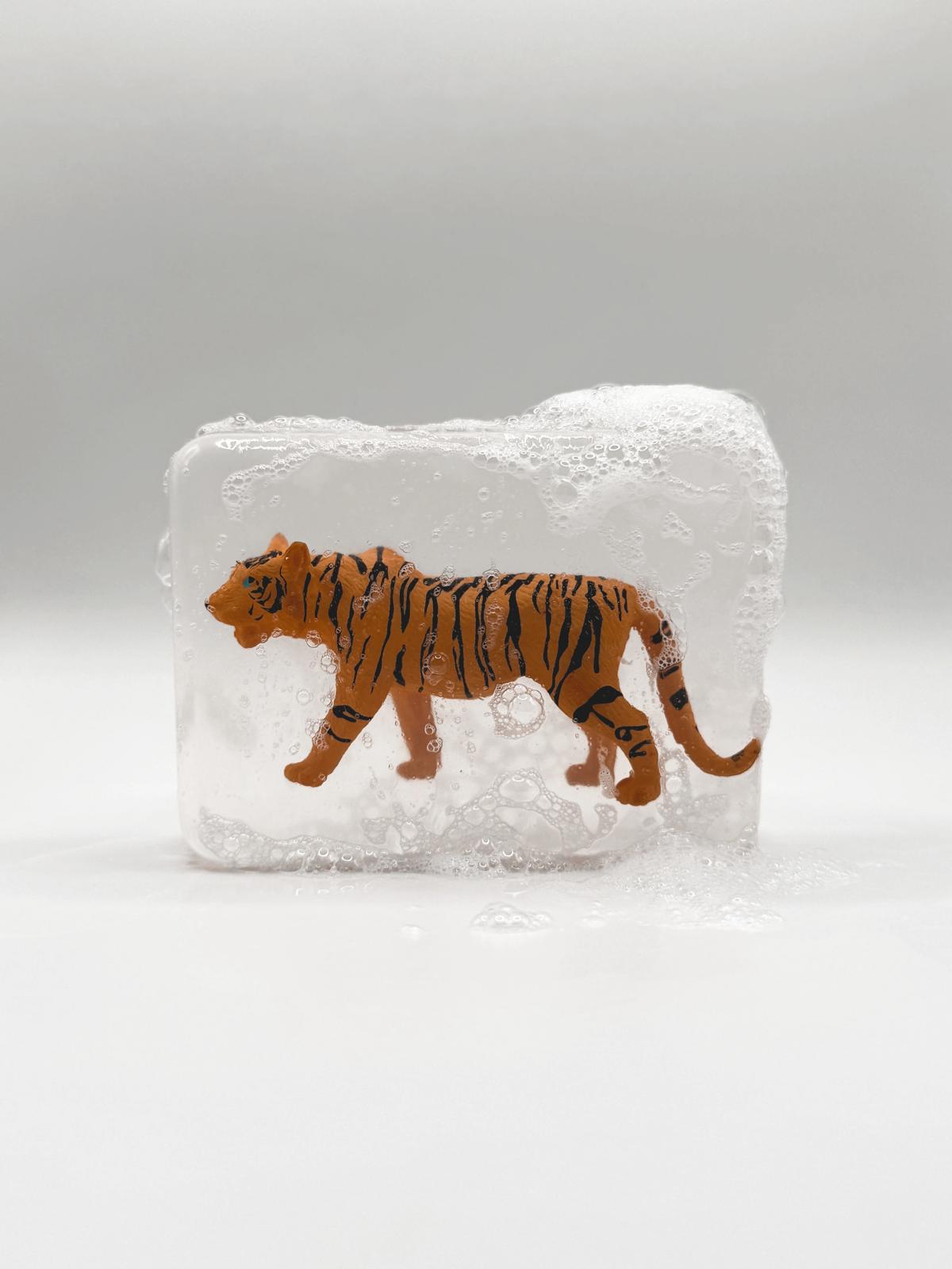 Savon avec figurine tigre