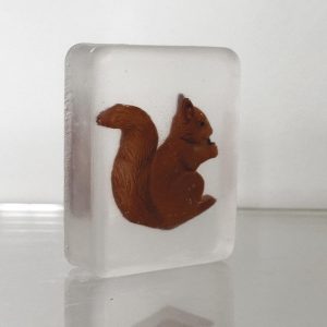 Savon avec figurine écureuil