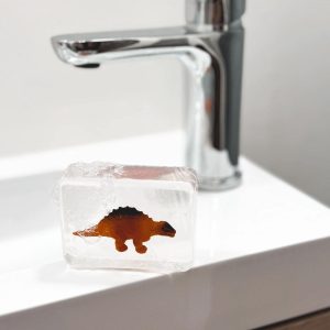 Savon avec figruine stegosaurus 1
