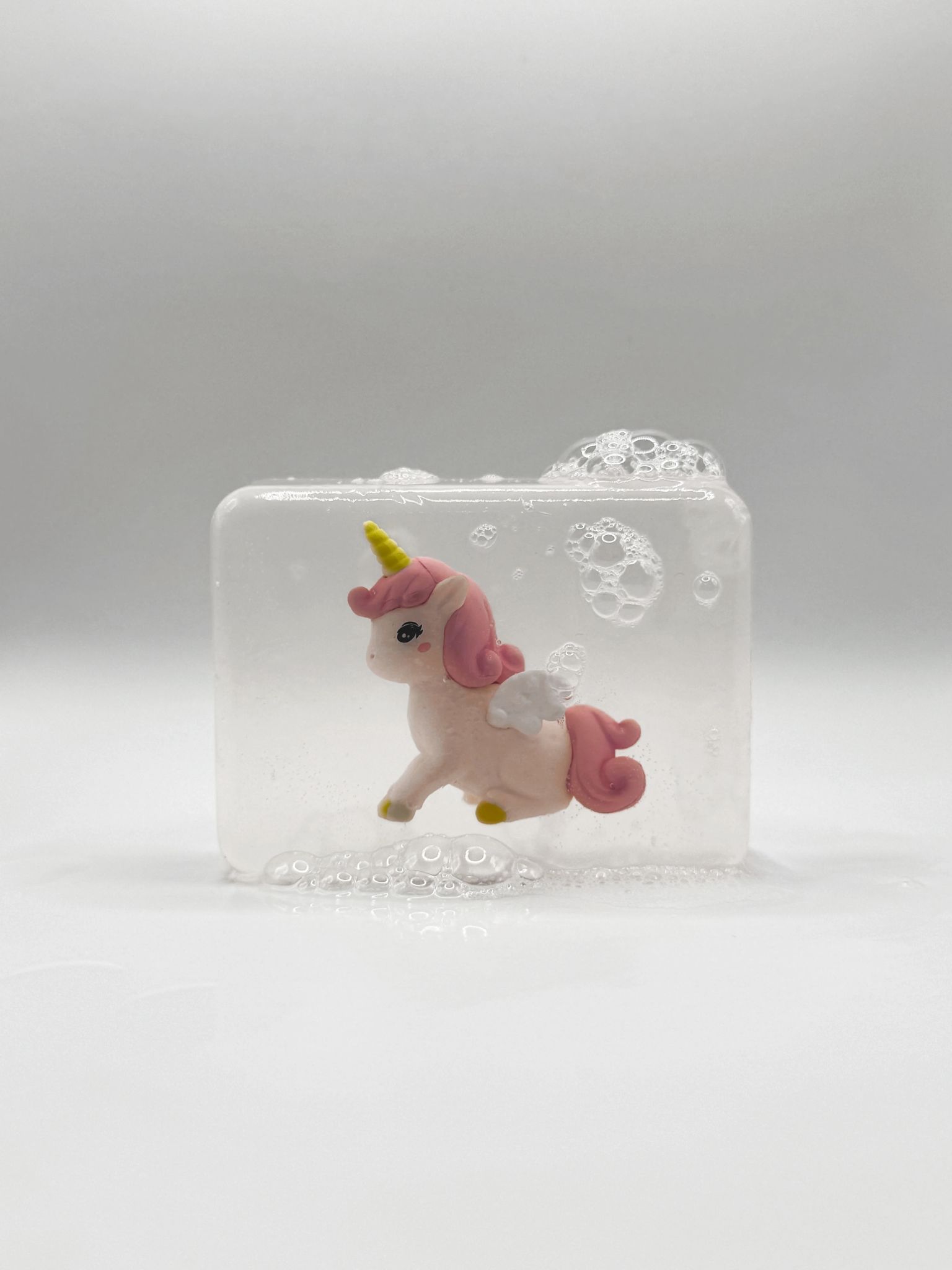 Savon avec figurine licorne rose couchée