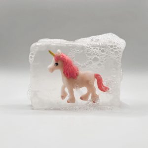 Savon avec figurine licorne rose debout