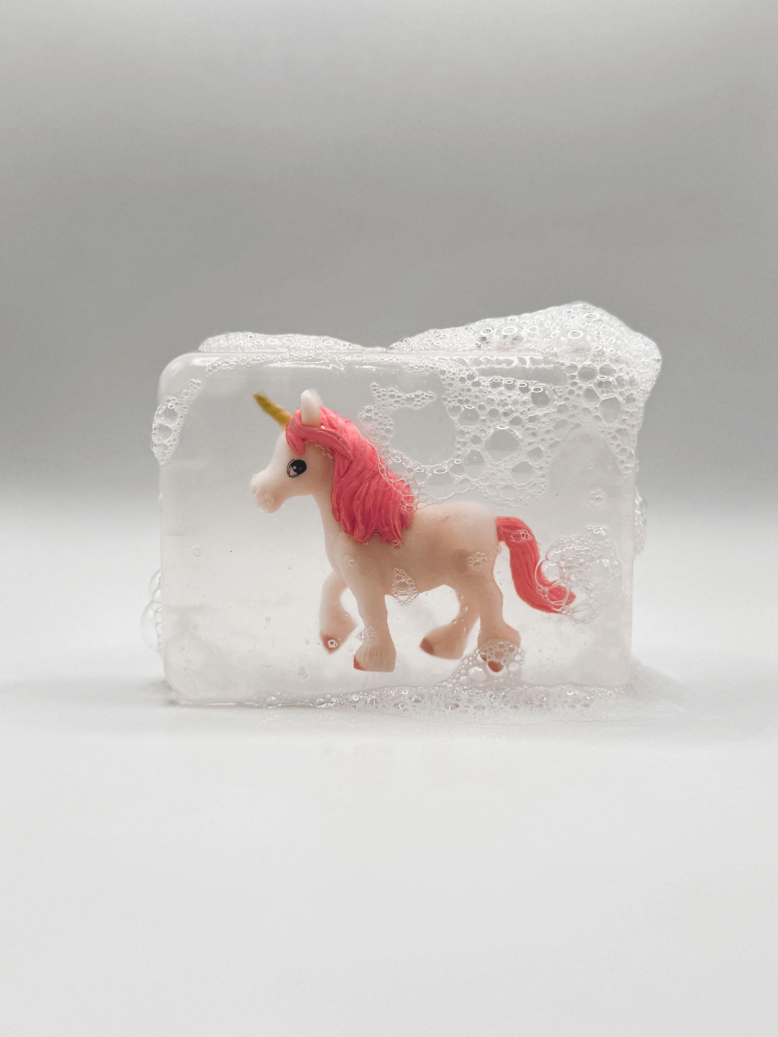 Savon avec figurine licorne rose debout