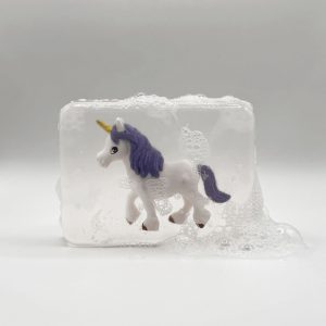Savon avec figurine licorne violette