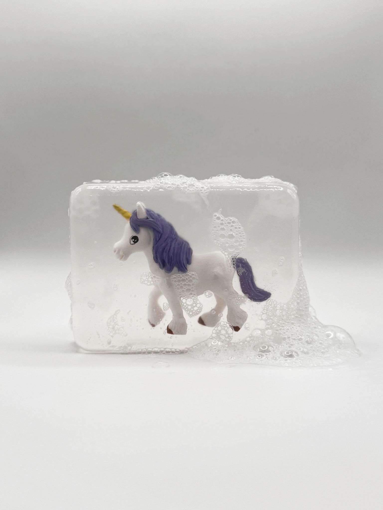 Savon avec figurine licorne violette