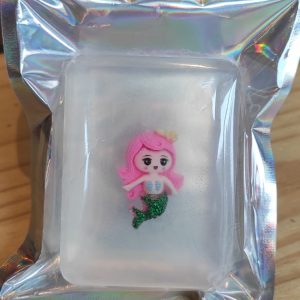 Savon avec figurine sirène rose