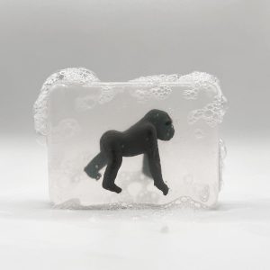 Savon avec figurine gorille