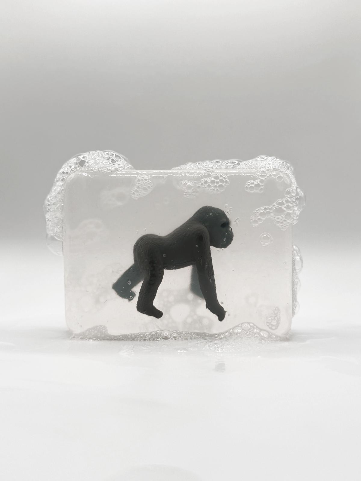 Savon avec figurine gorille